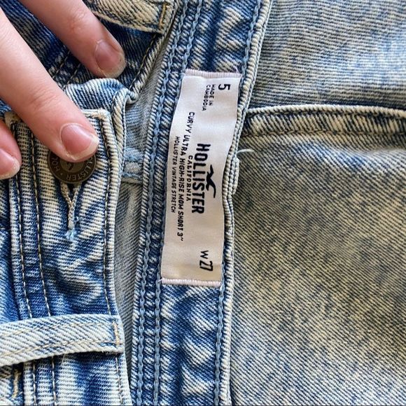 Hollister • Curvy Ultra High Rise Mom Shorts in Distressed Acid Wash - Picture 11 of 14